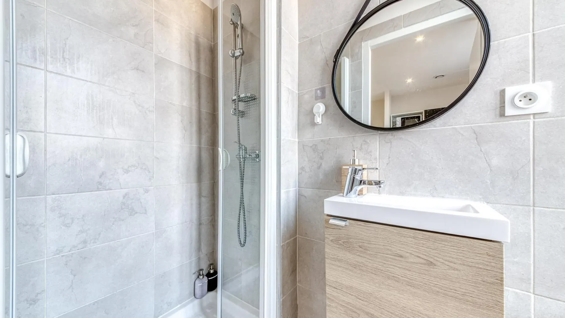 Studio Le Rayon Neuf & Cosy - Gare Parilly Venissieux 0*,  France